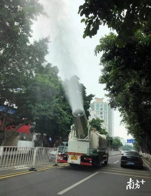 多功能抑塵車”亮相長安街頭，改善空氣質(zhì)量。